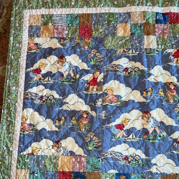 Vintage handmade child’s throw quilt 38” x 34”
